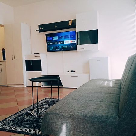 Easy Check In Apartments 021 Vladika ノヴィ・サド エクステリア 写真